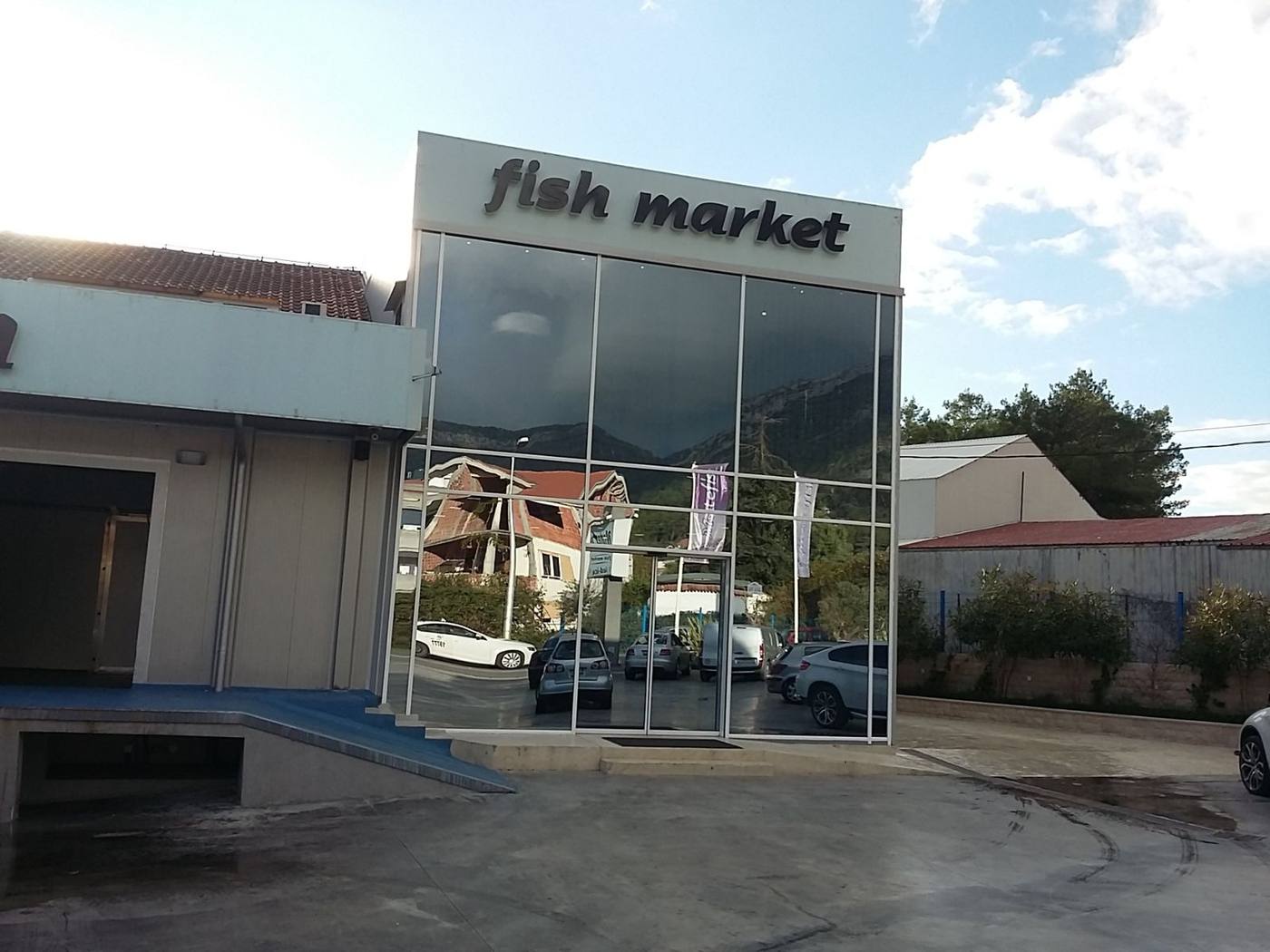 Fish market: objekat sa staklenom fasadom