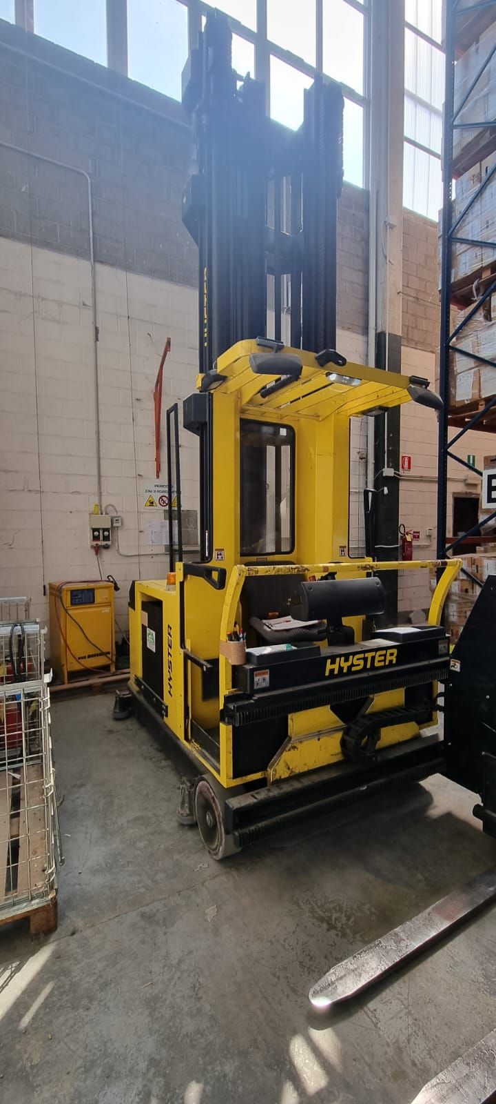 Visokoregalni viljuškar Hyster